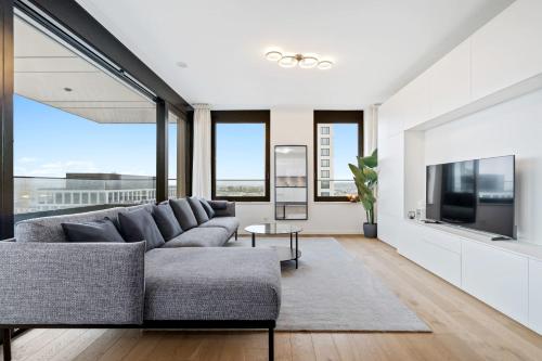 Modern 2BR Apartment with Pool & City Views